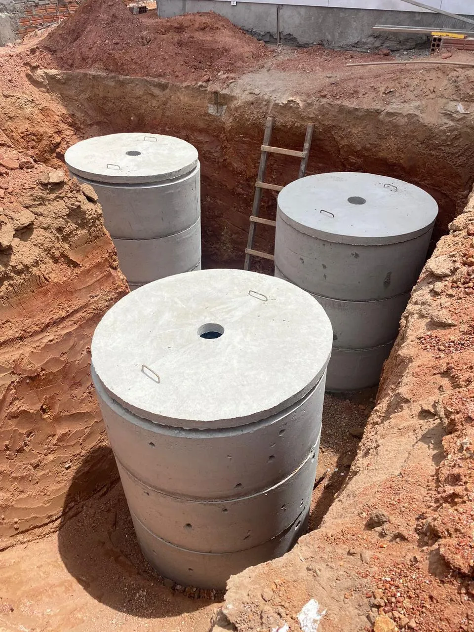 Anéis de concreto instalados em obra no condomínio Ecoville, Mossoró/RN