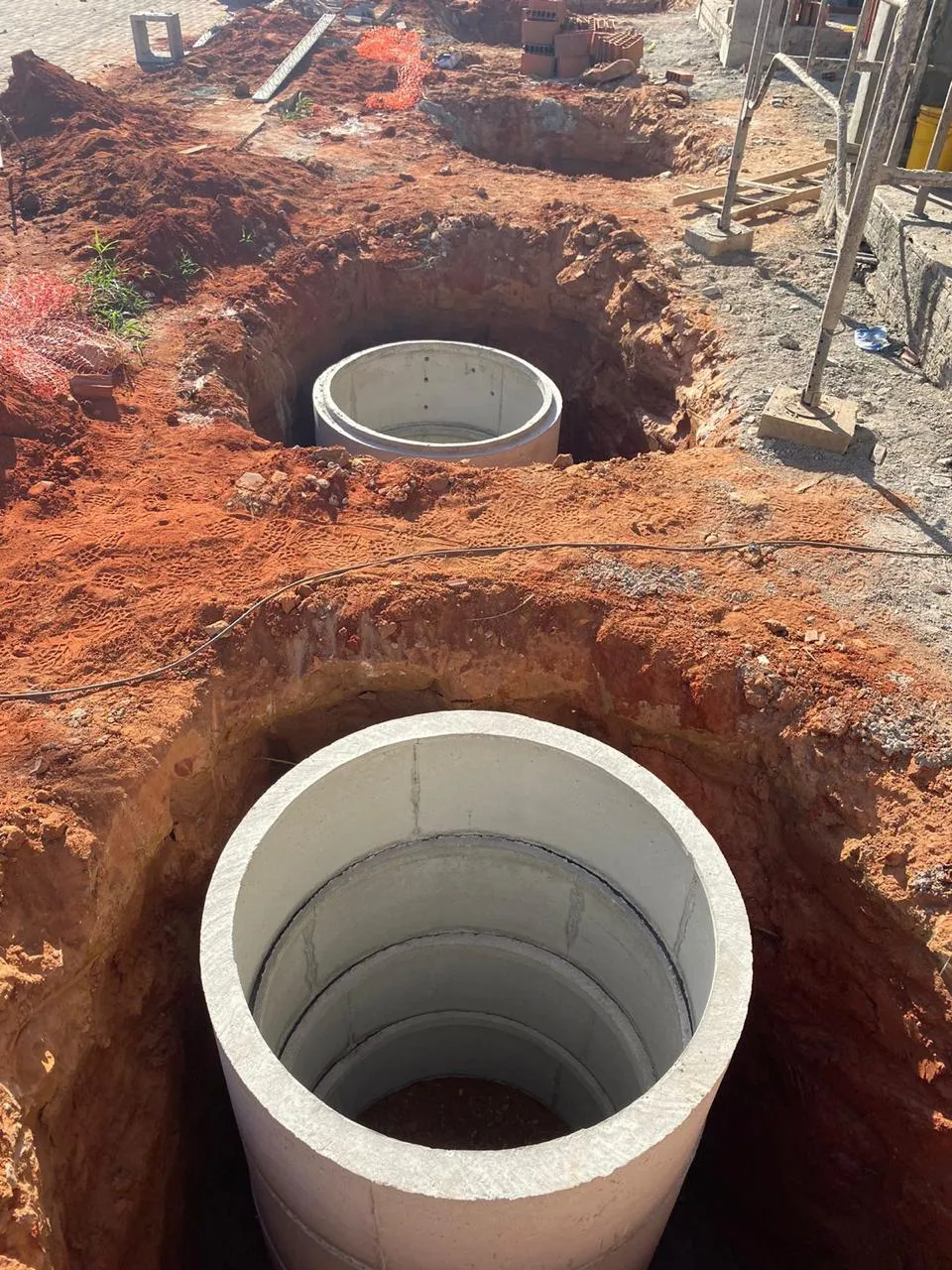 Anéis de concreto instalados em obra de condomínio, Mossoró/RN