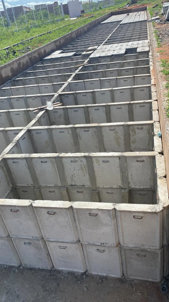 Fileiras de vãos pré-moldados instalados, obra de cemitério, Assú/RN