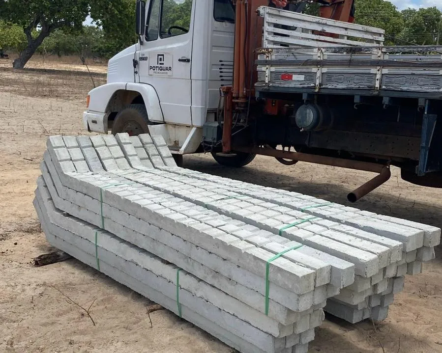 Mourões de concreto entregues em obra na zona rural de Mossoró/RN