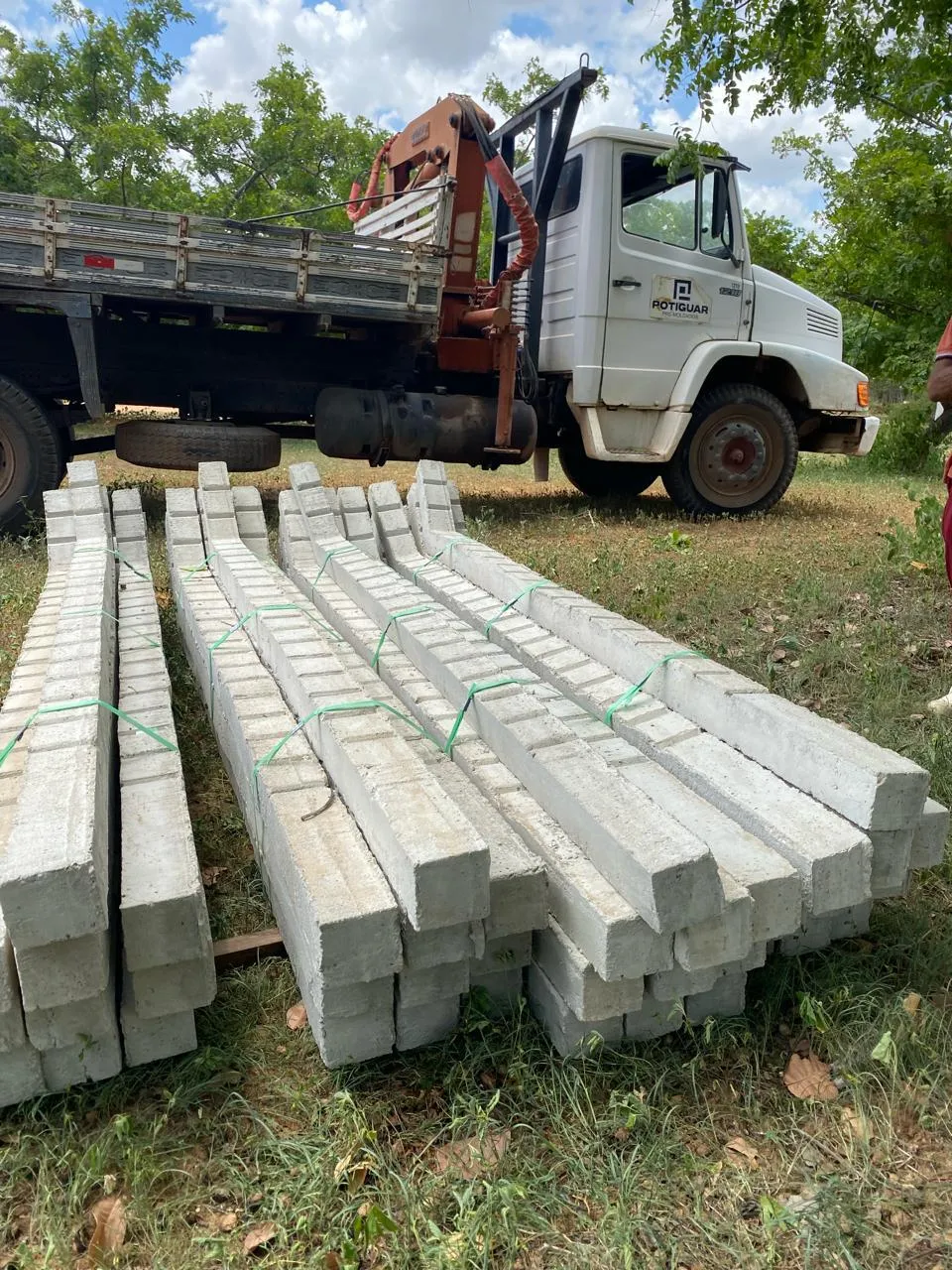 Mourões curvos de concreto entregues em obra na zona rural de Mossoró/RN