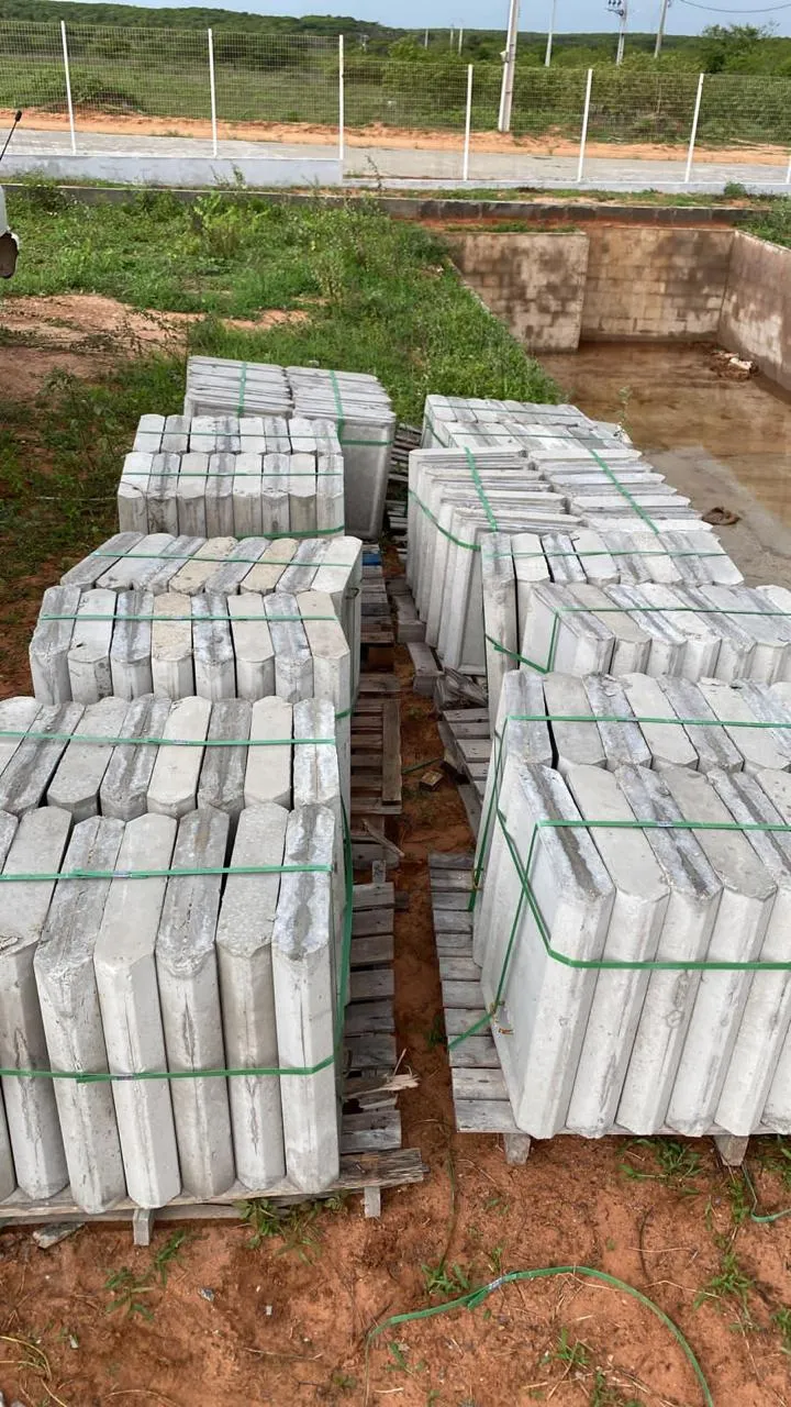 Placas pré-moldadas empilhadas para obra de cemitério, Assú/RN