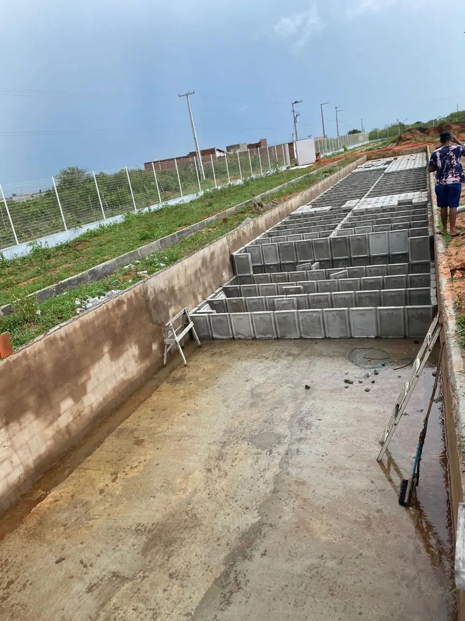 Vala com vãos pré-moldados instalados, obra de cemitério, Assú/RN